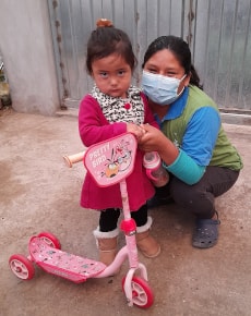  Ayudando a niños regalando juguetes